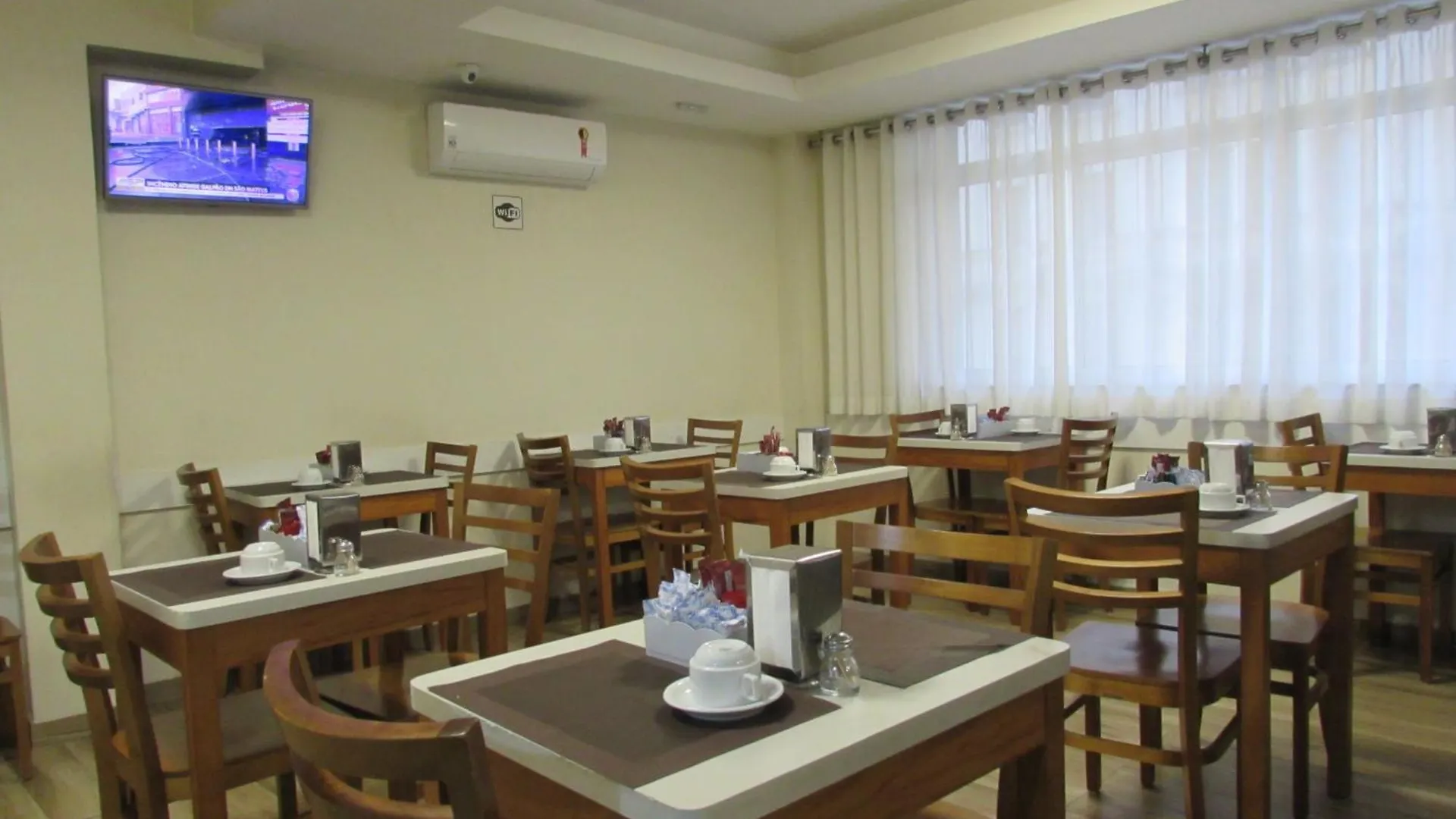 Hotel Urbis a 10 minutos Rua 25 de Março, Brás,Bom Retiro,a 2 minutos do Mirante Sampa Sky e pista de Skate Anhangabaú São Paulo