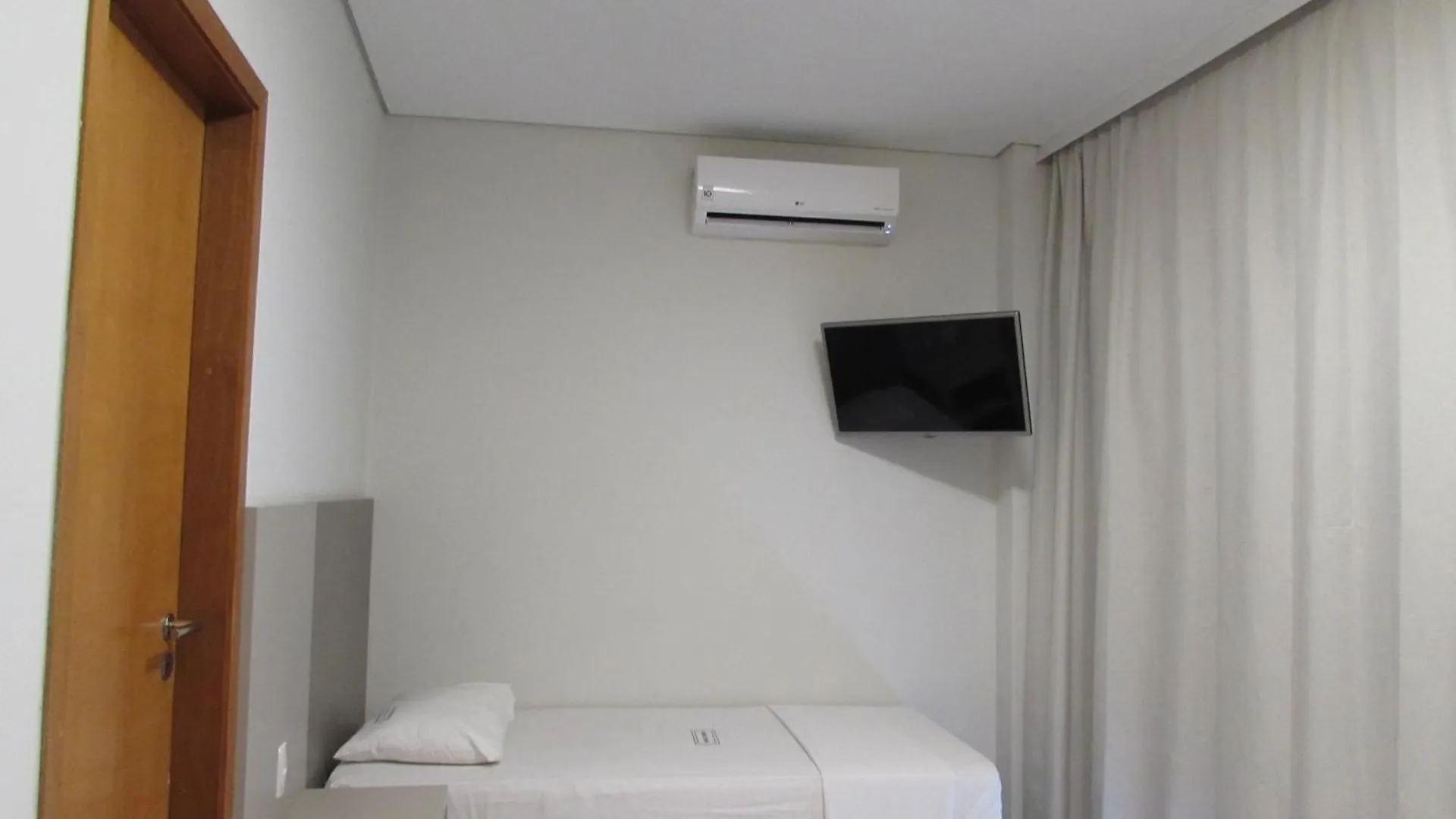 Hotel Urbis a 10 minutos Rua 25 de Março, Brás,Bom Retiro,a 2 minutos do Mirante Sampa Sky e pista de Skate Anhangabaú São Paulo