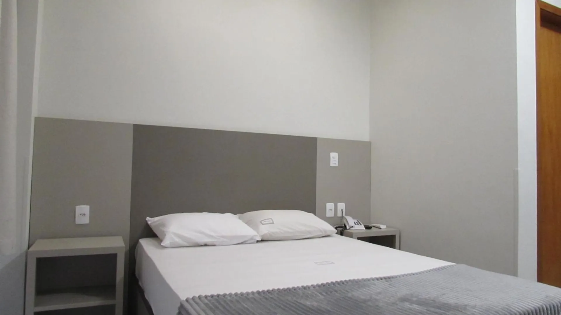 Hotel Urbis a 10 minutos Rua 25 de Março, Brás,Bom Retiro,a 2 minutos do Mirante Sampa Sky e pista de Skate Anhangabaú São Paulo