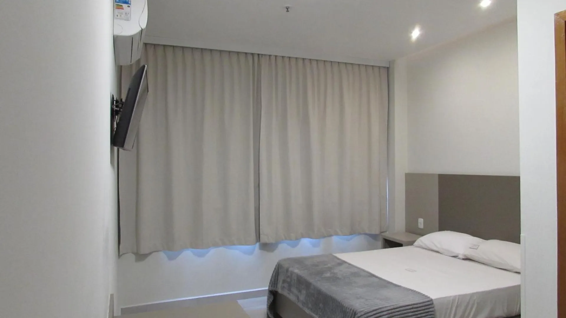 Hotel Urbis a 10 minutos Rua 25 de Março, Brás,Bom Retiro,a 2 minutos do Mirante Sampa Sky e pista de Skate Anhangabaú São Paulo